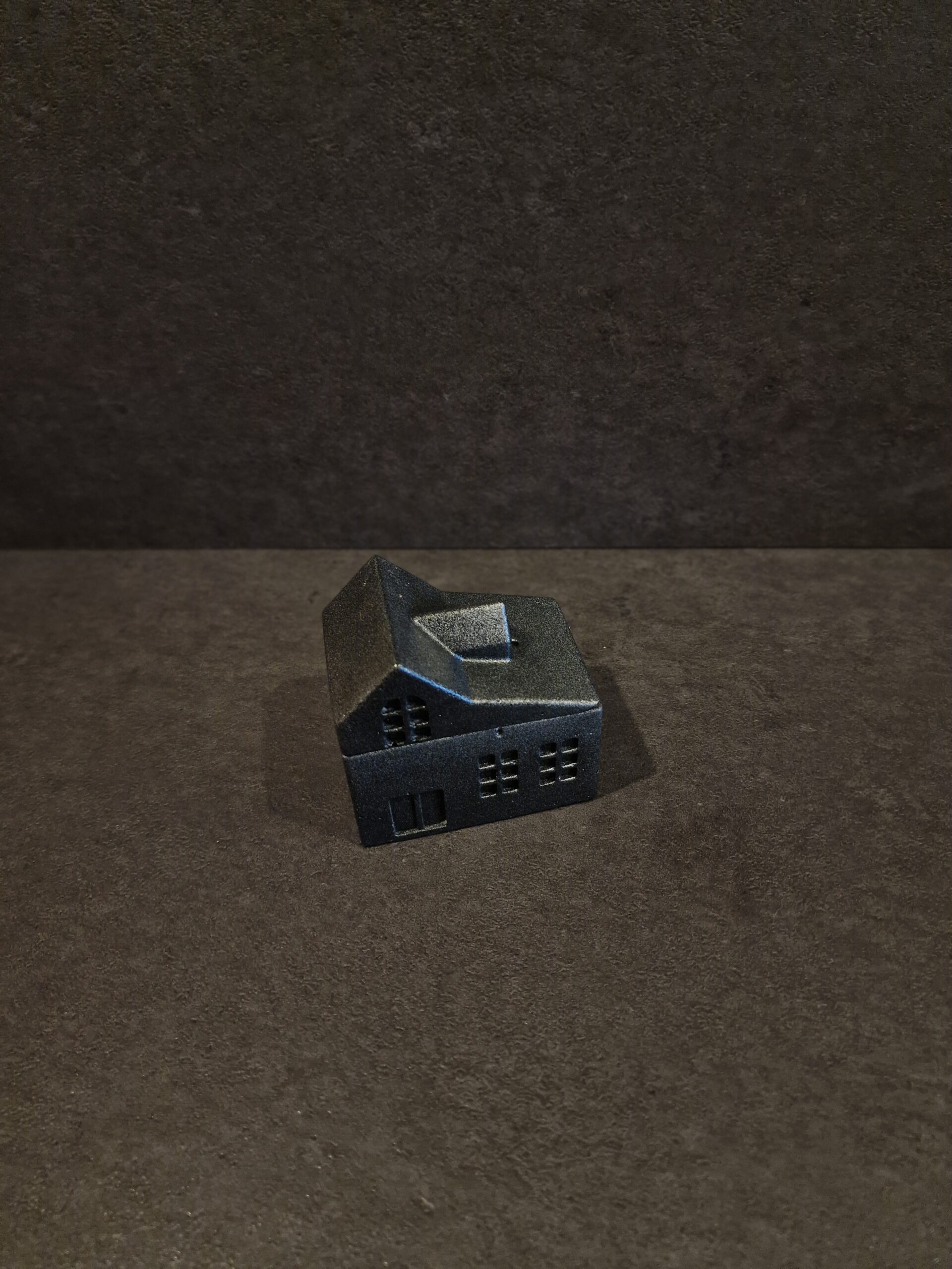 namelis didelis juoda sidabras