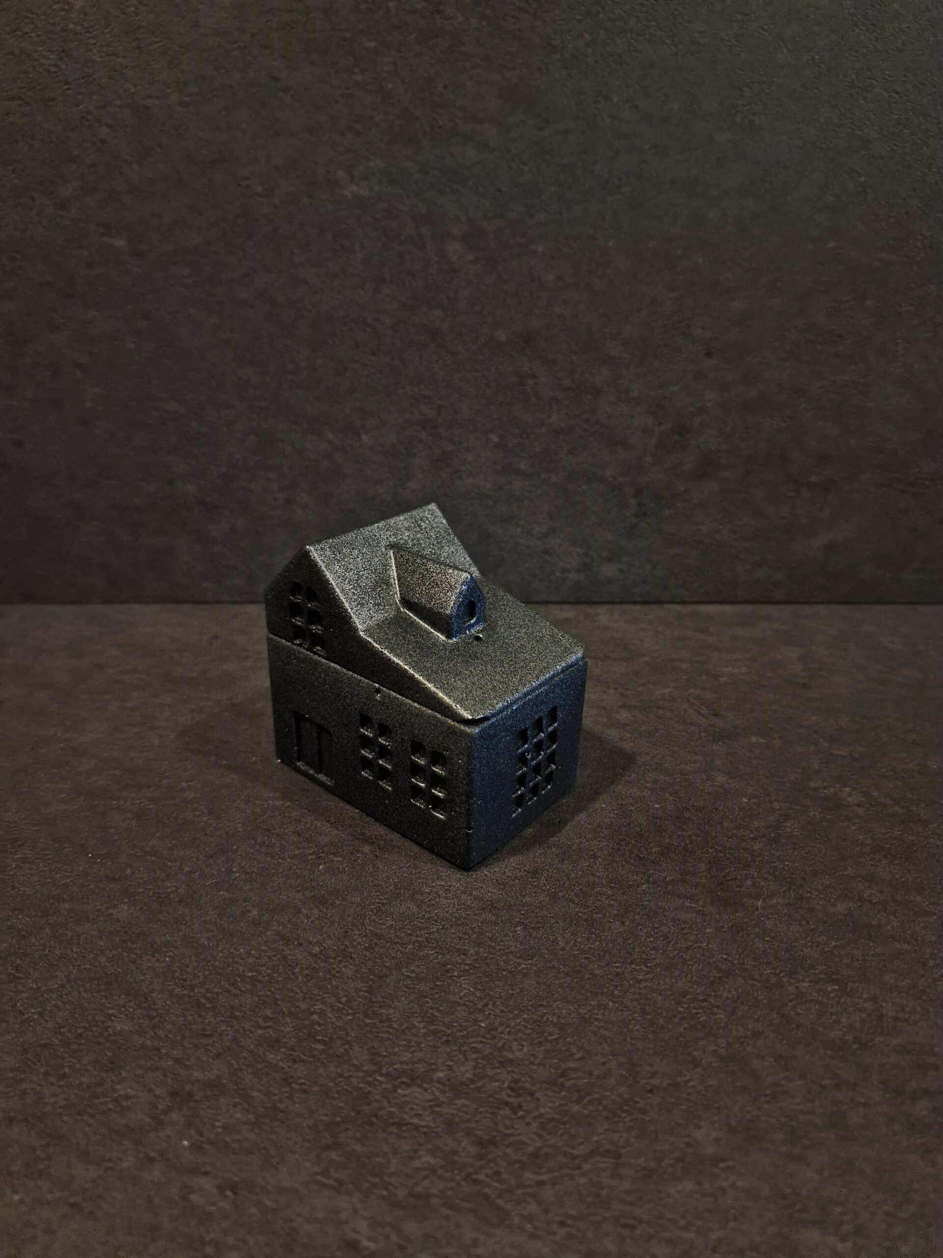 namelis didelis juoda sidabras