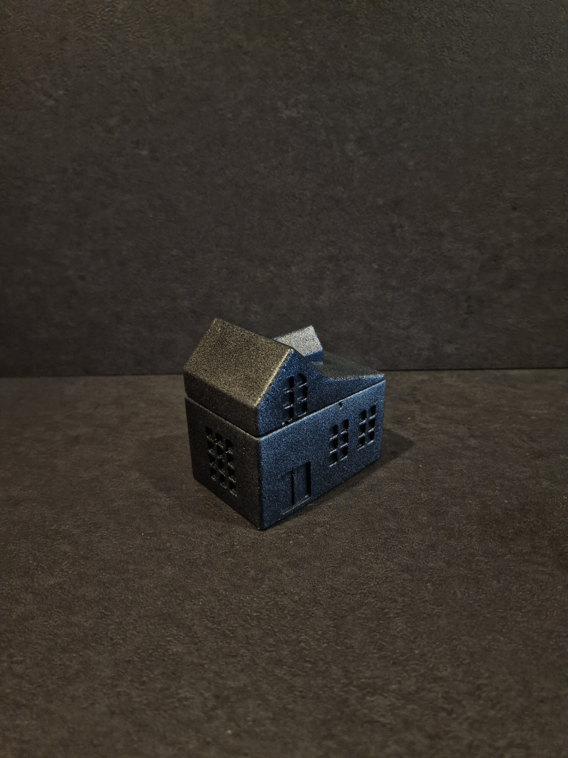 namelis didelis juoda sidabras