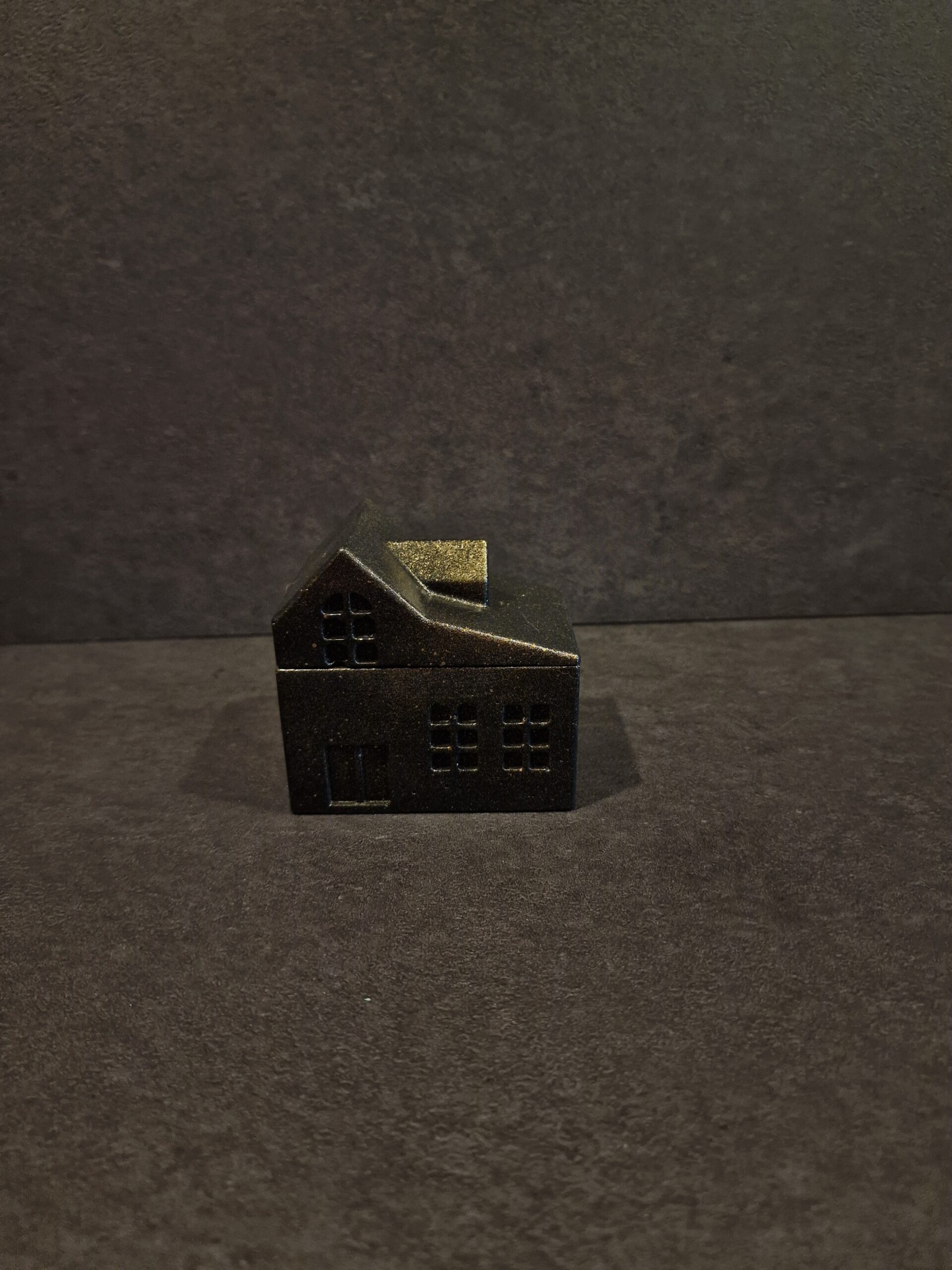 namelis didelis juodas auksas