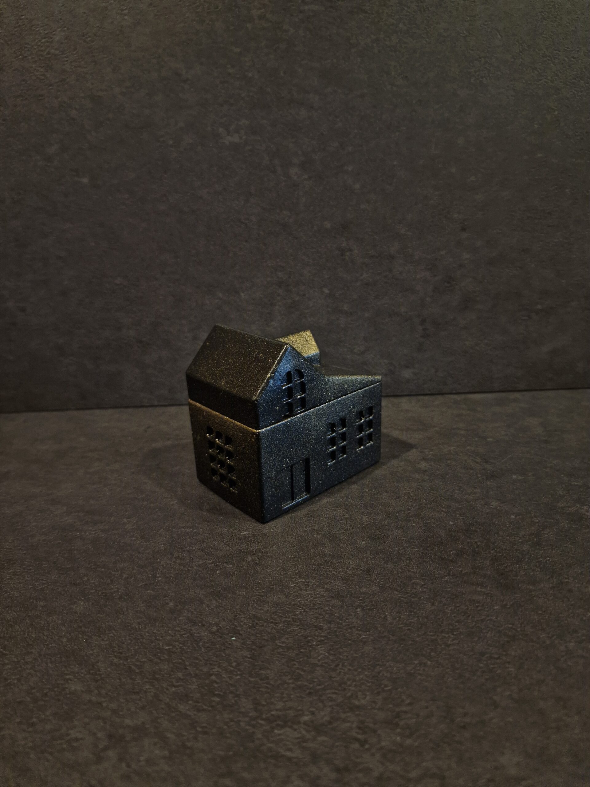 namelis didelis juodas auksas