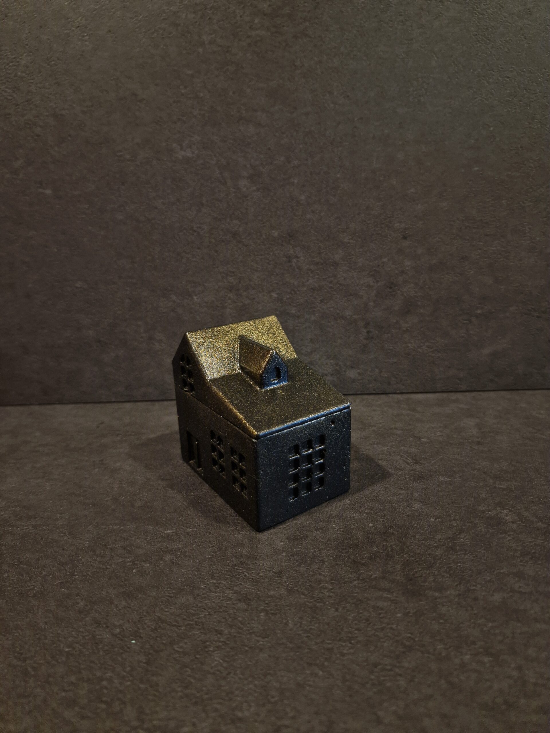 namelis didelis juodas auksas