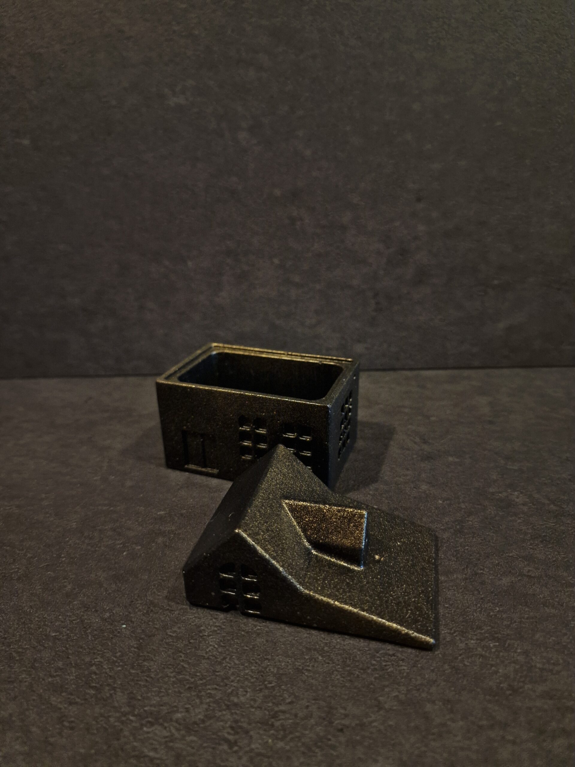 namelis didelis juodas auksas