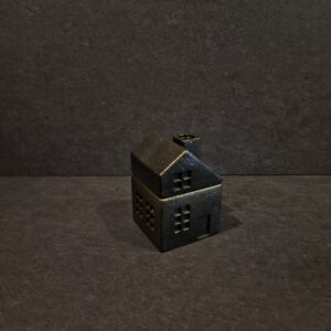 namelis mazas 2 juodas auksas