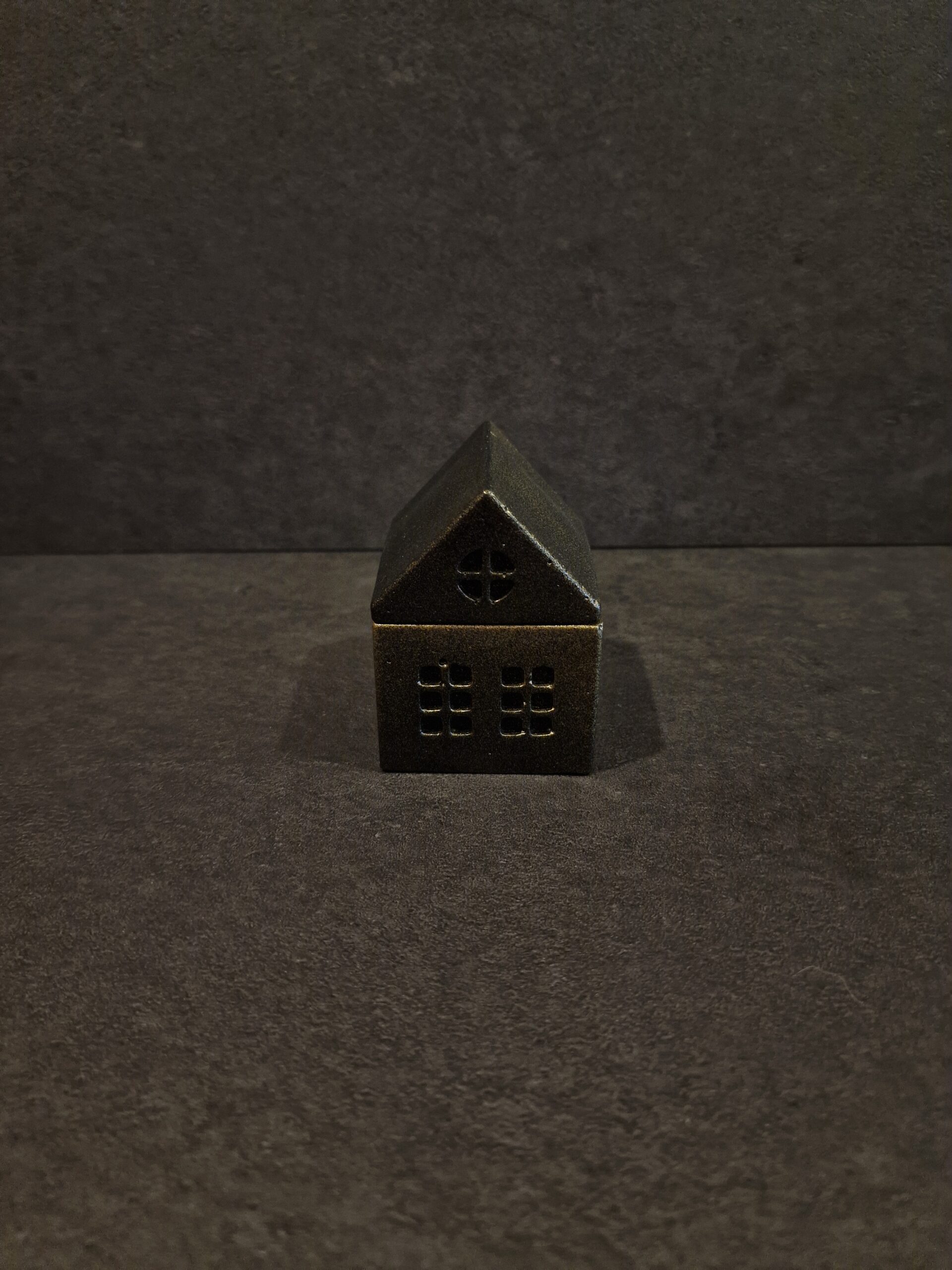 namelis mazas juodas auksas