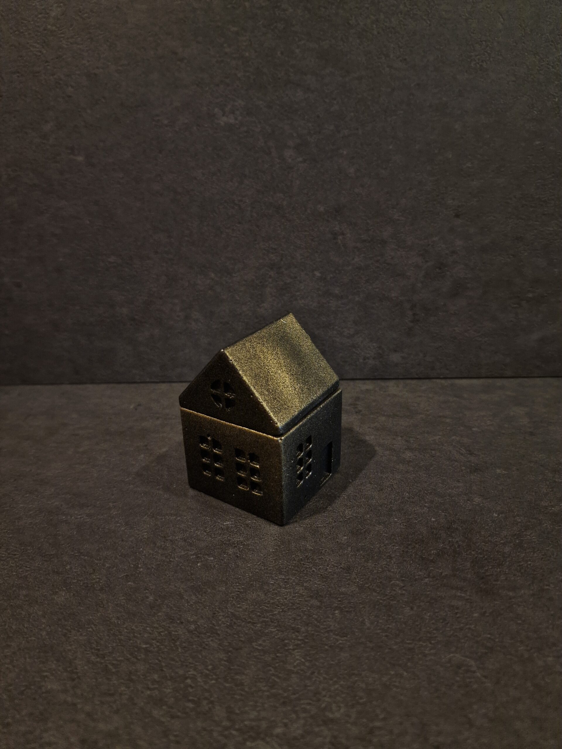 namelis mazas juodas auksas