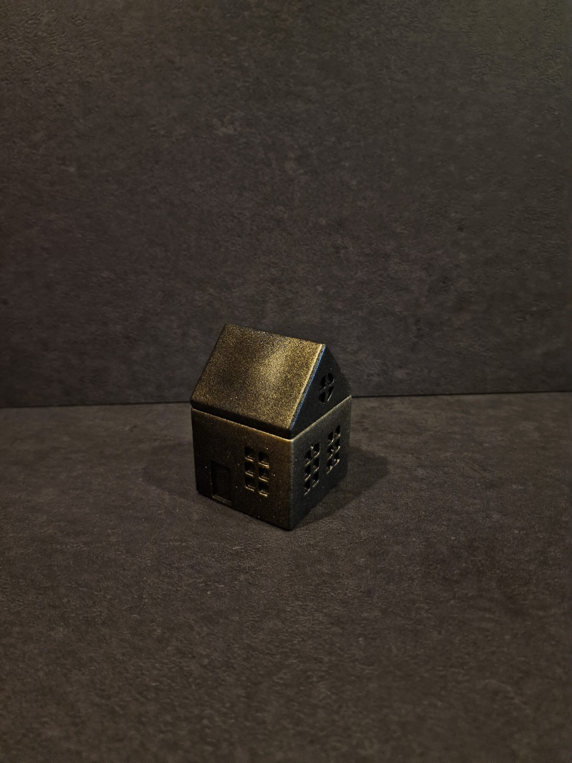 namelis mazas juodas auksas