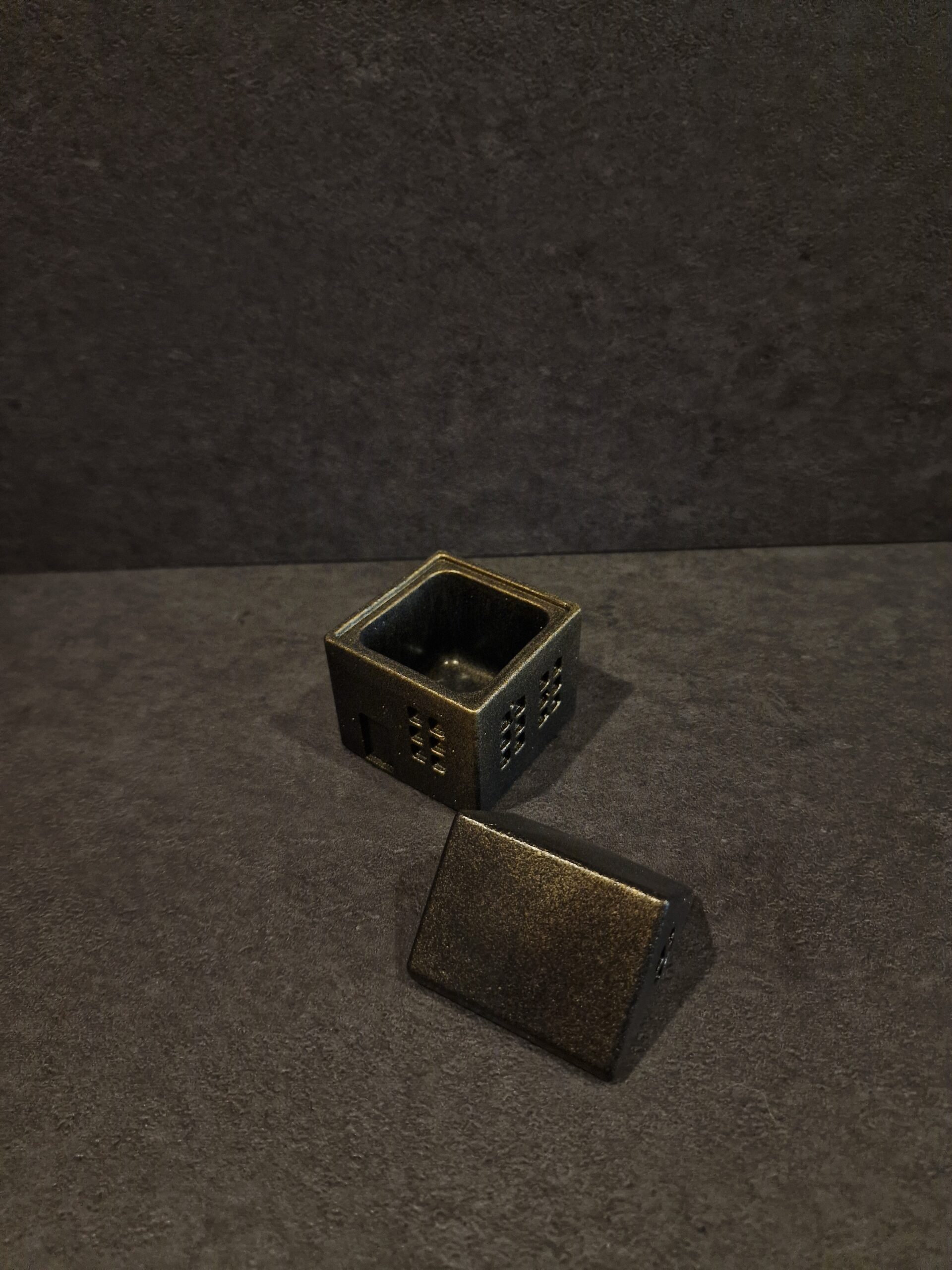 namelis mazas juodas auksas